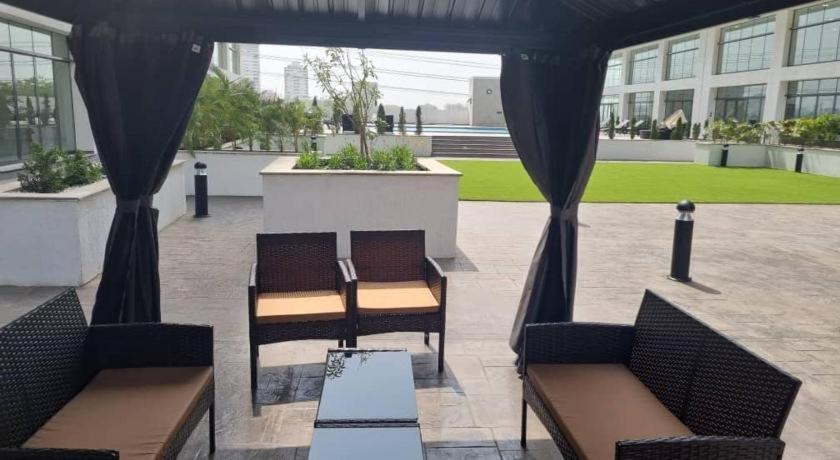 Piano And Gold At The Signature, Tetteh Quarshie Accra Exterior photo