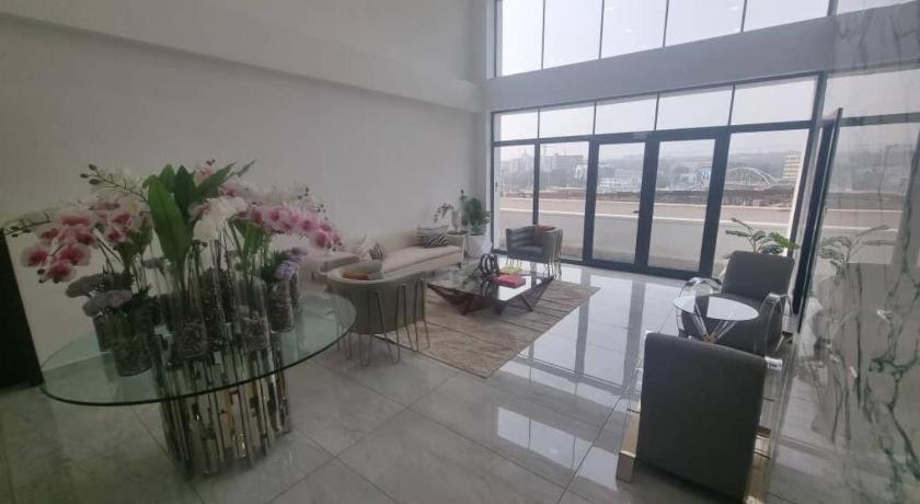 Piano And Gold At The Signature, Tetteh Quarshie Accra Exterior photo